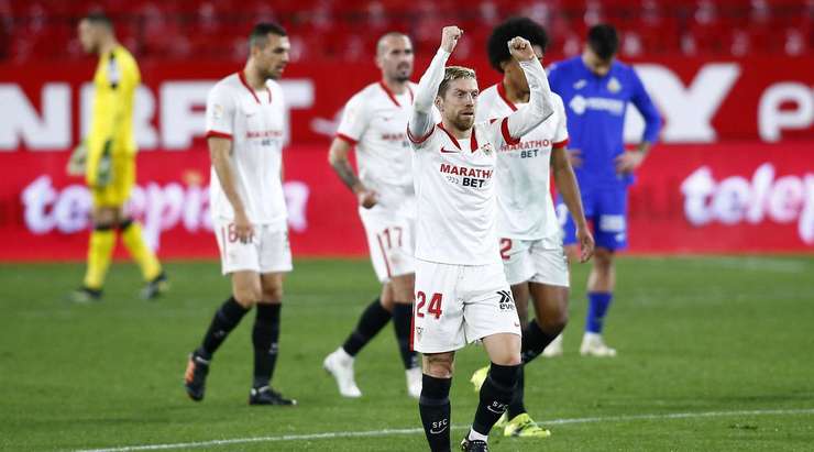Một khoảnh khắc đẹp mắt! Alejandro Gomez (Sevilla) lấy bóng và tung một cú sút mạnh từ xa. Đó là một quyết định sáng suốt và pha dứt điểm vừa rồi đã đi thẳng vào nóc lưới. Thủ môn Ruben Yanez chỉ có thể lắc đầu trong tuyệt vọng! Tỉ số đã được nâng lên 2:0.