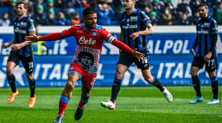 Vào! Juan Musso đã chạm được những đầu ngón tay vào bóng sau cú sút của Lorenzo Insigne (Napoli), nhưng chừng đó thôi không đủ ngăn trái bóng đi vào góc trái khung thành.