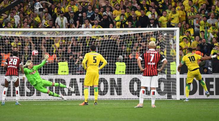 Ludovic Blas (Nantes) đánh lừa thủ môn Marcin Bulka đổ người về góc và sút quả penalty vào chính giữa khung thành.