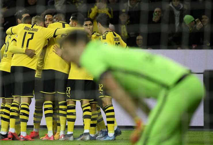 Vào! Achraf Hakimi thể hiện nhãn quan tuyệt vời của mình với đường chuyền sắc sảo cho Raphael Guerreiro (Dortmund), người đã rất bình tĩnh sút bóng vào góc phải phía dưới. Tỉ số là 2:3.