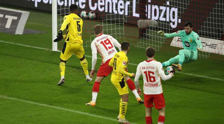 Vào! Alexander Sorloth (RB Leipzig) sút bóng bật ra vào nóc lưới sau khi bóng đến chỗ anh ấy trong vòng cấm. Tỉ số là 1:3.