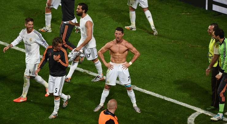 Cristiano Ronaldo (Real Madrid) bị phạt một thẻ vàng vì hành vi của mình.