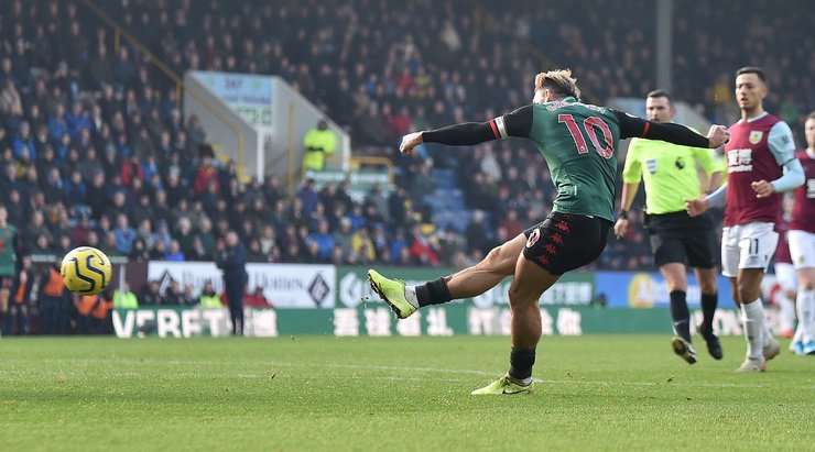Jack Grealish (Aston Villa) nhận một đường chuyền chuẩn xác trong vòng cấm từ Douglas Luiz và anh đánh bại thủ môn với một pha dứt điểm sắc sảo vào góc cao bên trái khung thành. Tỉ số là 0:2.