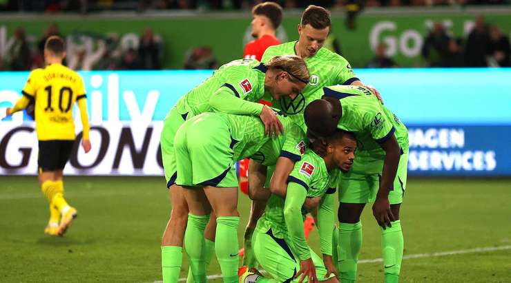 Vào! Patrick Wimmer thể hiện nhãn quan tuyệt vời của mình với đường chuyền sắc sảo cho Lukas Nmecha (Wolfsburg), người đã rất bình tĩnh sút bóng vào góc trái phía dưới. Tỉ số là 2:0.