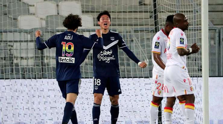 Vào! Ui-jo Hwang (Bordeaux) tinh quái dừng lại một nhịp trước khi sút, chờ cho thủ môn Jean-Louis Leca đổ người trước khi bình tĩnh đưa bóng vào góc thấp bên trái.