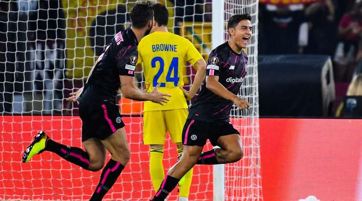 Lorenzo Pellegrini chuyền bóng cho Paulo Dybala (AS Roma), cầu thủ này nhận bóng và tung một cú sút xuất sắc từ rìa vòng cấm. Pha dứt điểm của anh đi vào góc thấp bên phải. Một bàn thắng tuyệt đẹp! Tỉ số là 1:0.