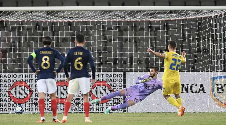 Vào! Georgiy Sudakov (Ukraine) giành chiến thắng trên chấm phạt đền bằng một cú sút không thể cản phá, vượt qua tầm với của thủ môn Lucas Chevalier vào góc thấp bên trái.
