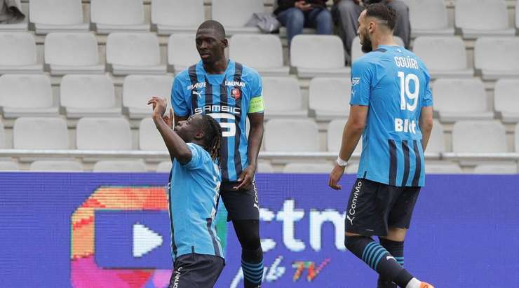 Jeremy Doku (Rennes) có một pha đi bóng độc diễn đẹp mắt trước khi dứt điểm từ trong vòng cấm, đánh bại thủ môn Benjamin Leroy với một cú sút dội chân cột dọc bên trái vào lưới. Tỉ số đã được nâng lên: 0:3.