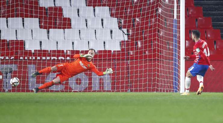Fede (Granada CF) sắp thực hiện một quả phạt đền!