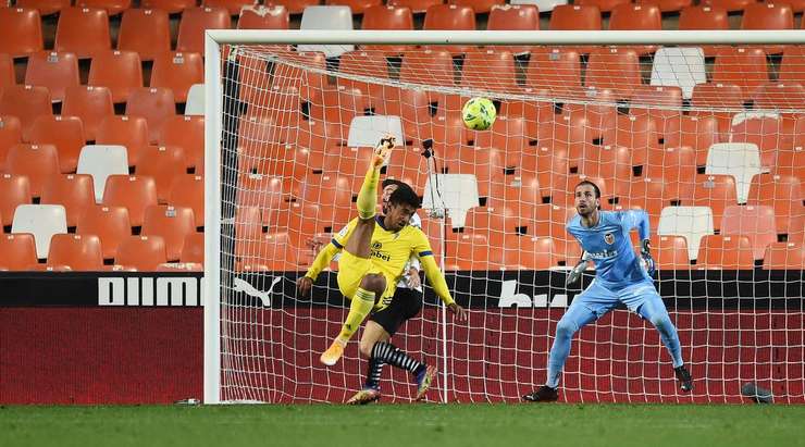 VÀO! Anthony Lozano (Cadiz) đón bóng bật ra trong vòng cấm và tung một cú đá móc tuyệt diệu. Một pha dứt điểm phi thường! 0:1.