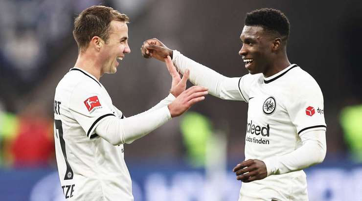Vào! Buta (Eintracht Frankfurt) đón bóng bật ra và từ rìa vòng cấm, anh ấy tung một cú sút chìm đi vào góc phải phía dưới. Oliver Christensen không thể ngăn bóng vào lưới. Tỉ số là 3:0.