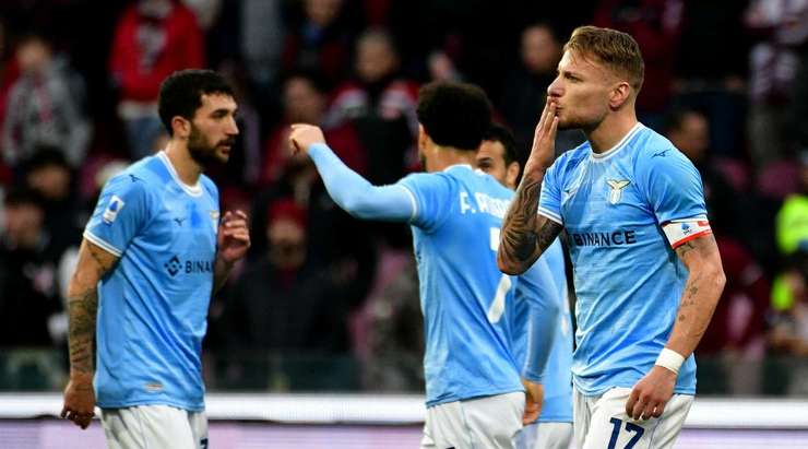Vào! Ciro Immobile (Lazio) giành chiến thắng trên chấm phạt đền bằng một cú sút không thể cản phá, vượt qua tầm với của thủ môn Luigi Sepe vào góc thấp bên phải.