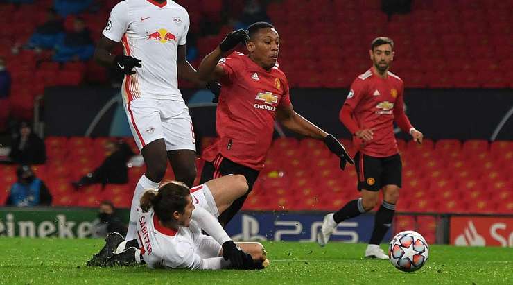 Slavko Vincic thổi còi, Marcel Sabitzer (RB Leipzig) bị phạt vì phạm lỗi. Đó là một quả phạt đền cho Manchester Utd.