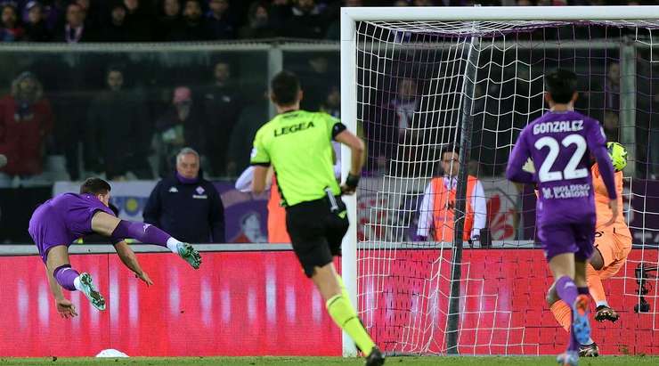 Vào rồi! Luka Jovic (Fiorentina) tìm được một khoảng trống bên trong vòng cấm và trình diễn một cú đánh đầu cận thành không thể cản phá vào chính giữa khung thành sau đường lob bóng tinh quái của Dodo. Tỉ số là 2:0.