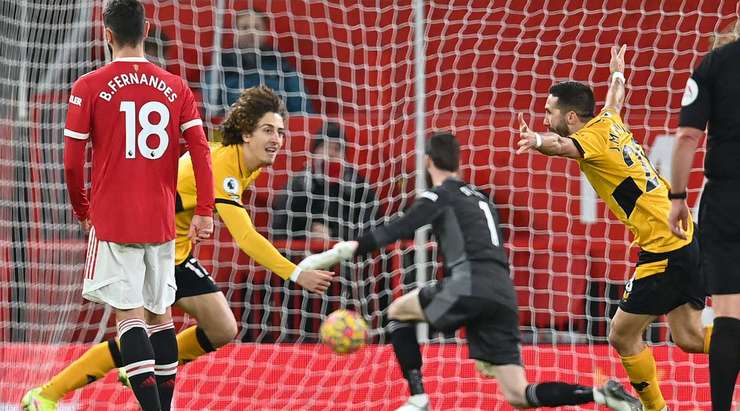 Joao Moutinho (Wolves) phản ứng rất nhanh để lấy bóng sau một tình huống bóng bật ra. Dù đang ở một vị trí khá xa, cầu thủ này vẫn tự tin tung một cú sút căng về phía khung thành. Trước sự kinh ngạc của tất cả mọi người, bóng đi thẳng vào góc thấp bên trái khung thành. Cú sút hiểm hóc vừa rồi đã nâng tỉ số lên 0:1!