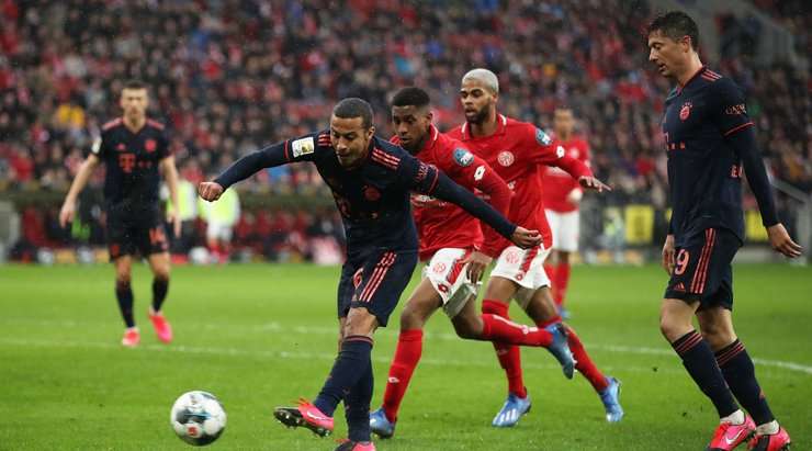 Thiago Alcantara (Bayern Munich) có một pha đi bóng độc diễn tuyệt vời và dứt điểm từ trong vòng cấm, đánh bại thủ môn Robin Zentner với một cú sút vào góc phải phía dưới. Tỉ số bây giờ là: 0:3.