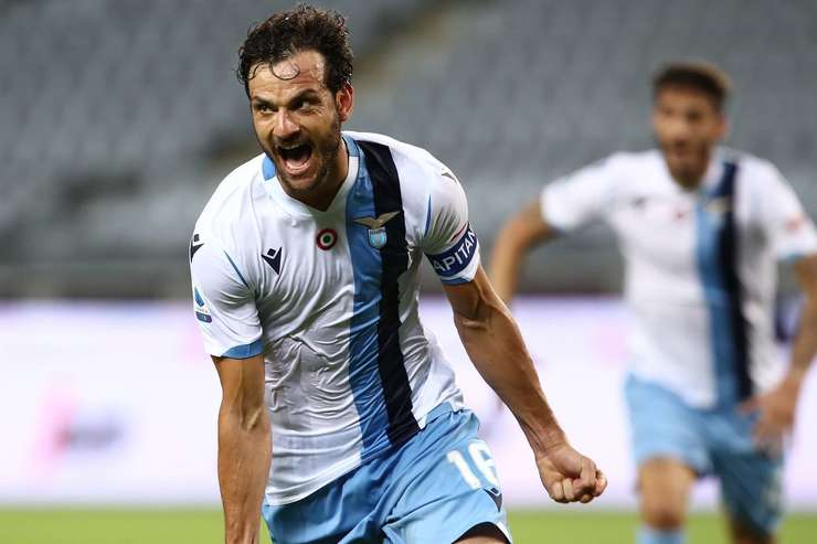 Marco Parolo (Lazio) đón bóng trống trải và từ rìa vòng cấm tung một cú sút bị làm chệch hướng và vượt qua Salvatore Sirigu không thể làm gì được. 1:2.
