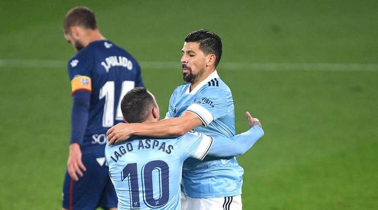 Bóng đã đi vào lưới! Iago Aspas thực hiện một đường chọc khe chuẩn xác cho Nolito (Celta Vigo) và cầu thủ này bứt tốc vào vòng cấm để tung một cú sút tuyệt đẹp vào sát mé trong cột dọc bên trái. Tỉ số đã được thay đổi thành 1:0.