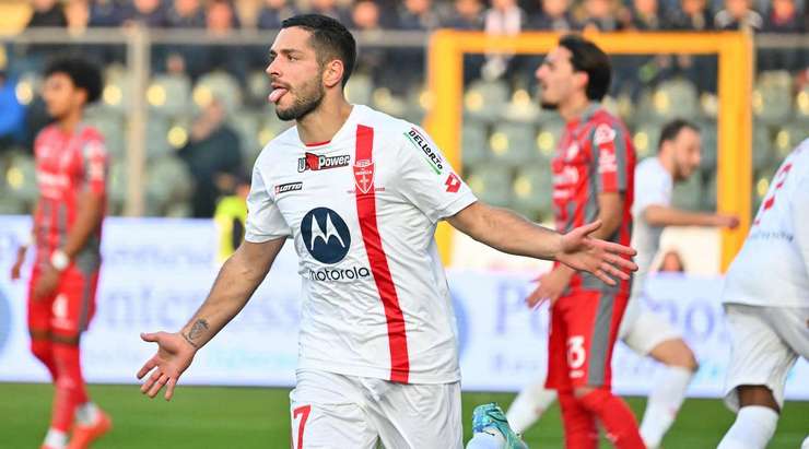 Vào! Andrea Petagna thực hiện một đường chuyền đến chân Gianluca Caprari (Monza) và cầu thủ này dứt điểm gọn gàng vào lưới với một cú sút từ trong vòng cấm. Tỉ số là 0:3.