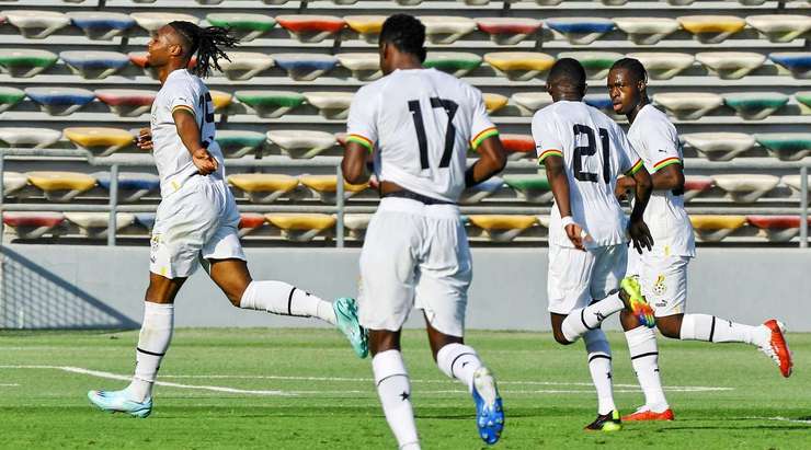 Vào! Antoine Semenyo (Ghana) đã có mặt đúng lúc đúng chỗ để lấy bóng bật ra trong vòng cấm, và anh ấy sút bóng đi chìm vào chính giữa mành lưới. Tỉ số là 2:0.