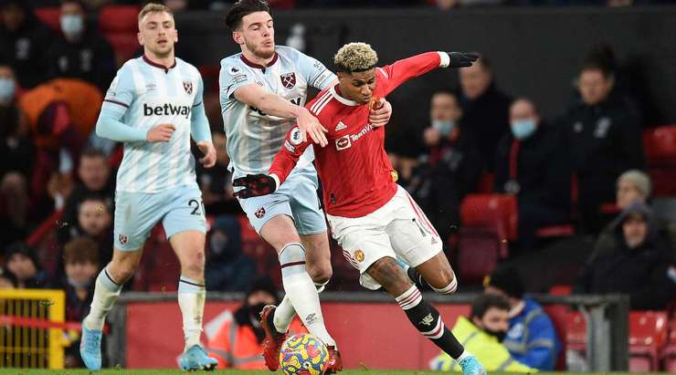 Declan Rice (West Ham) nhận một chiếc thẻ vàng.