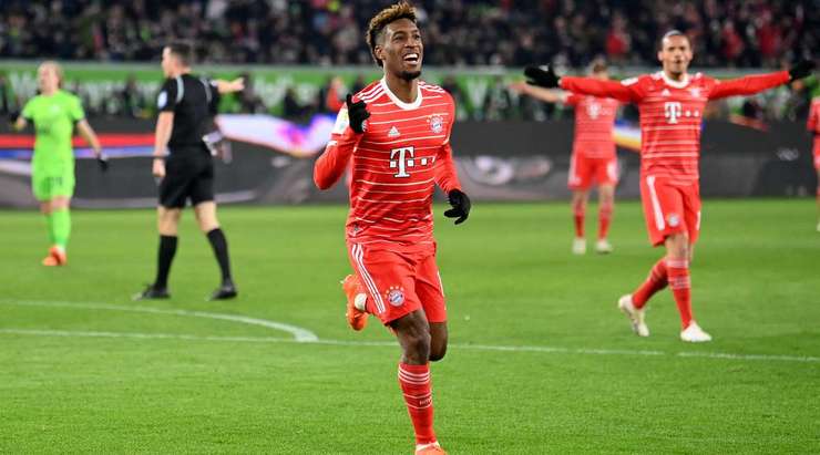 Vào! Kingsley Coman (Bayern Munich) tung một cú sút một chạm trong vòng cấm và đánh bại thủ môn đối phương. Bóng đi vào phía trong cột dọc bên phải. 0:2.