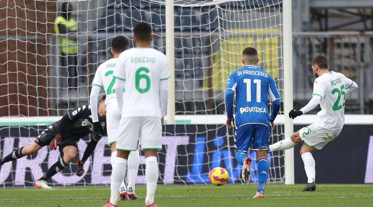 VÀO! Domenico Berardi (Sassuolo) đá phạt đền thành công với một cú sút chìm vào ngay giữa khung thành, bóng đi vào lưới sau khi khẽ chạm vào chân của thủ môn Guglielmo Vicario.