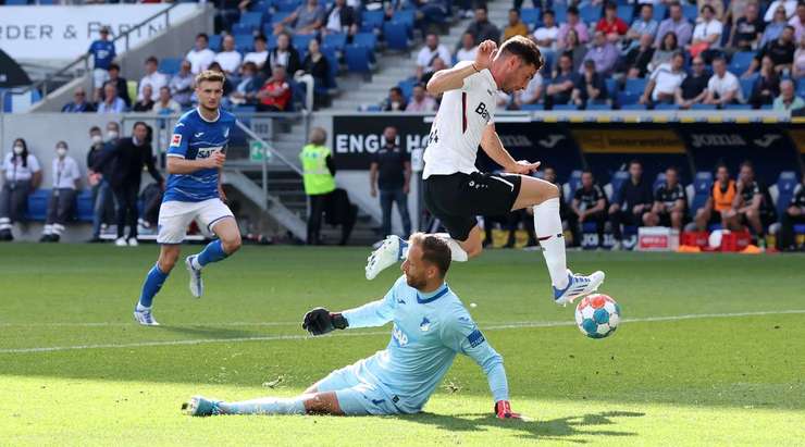Vào! Một đường chuyền ngang đơn giản của Exequiel Palacios đưa bóng đến chân Lucas Alario (Bayer Leverkusen) bên trong vòng cấm, anh chỉnh lại tư thế và quất chân đưa bóng đi chìm vào chính giữa khung thành. Tỉ số là 2:4.