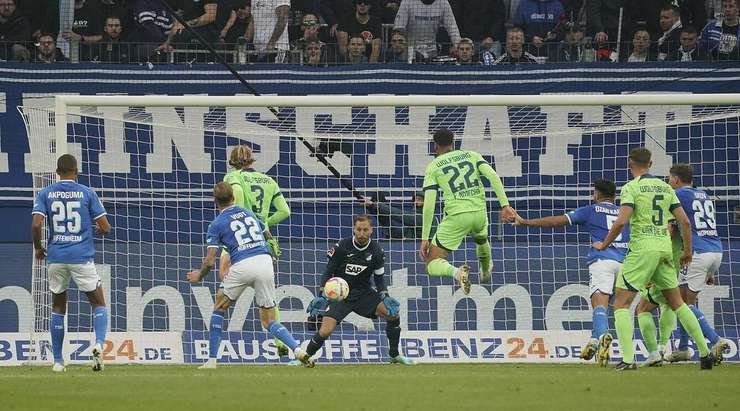 Ozan Kabak (Hoffenheim) đã ghi bàn! Không may cho anh ấy và các đồng đội, đó là một bàn phản lưới nhà!