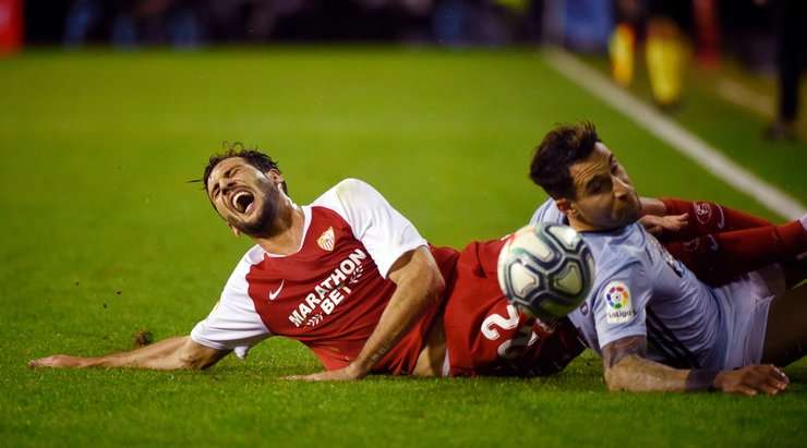 Trọng tài ngày hôm nay, Santiago Jaime Latre quyết định phạt thẻ vàng đối với Hugo Mallo (Celta Vigo) vì một pha tắc bóng thô bạo.