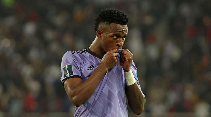 Vào! Vinicius Junior (Real Madrid) lấy bóng trong vòng cấm, nhìn thấy thủ môn ra khỏi vạch cầu môn và bấm bóng qua đầu anh ấy và đi vào lưới. 0:1.