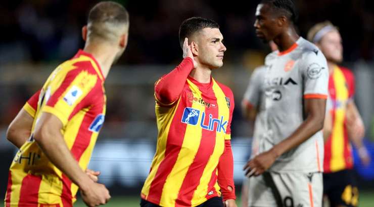 VÀO! Đó là một cú sút phạt đền tuyệt vời của Gabriel Strefezza (Lecce) về phía góc thấp bên trái khung thành, không có một chút cơ hội nào cho thủ môn Marco Silvestri để cản phá!