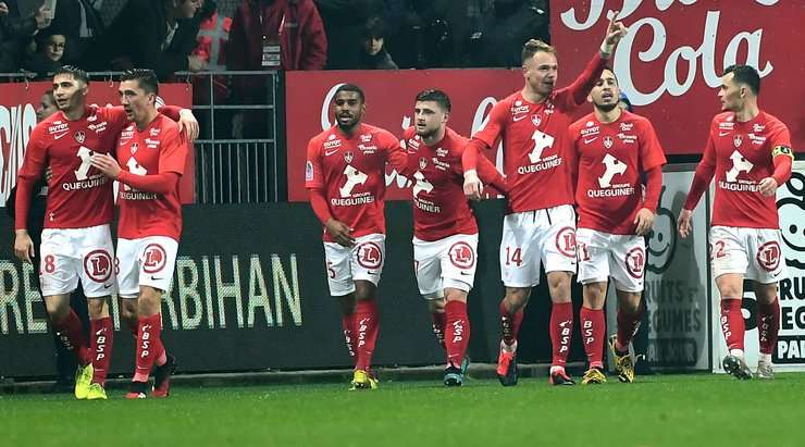 Vào! Irvin Cardona (Brest) chớp cơ hội sau một tình huống bóng bật ra trong vòng cấm và đánh bại thủ môn với một cú sút thẳng vào nóc lưới. Tỉ số đã được nâng lên: 2:1.