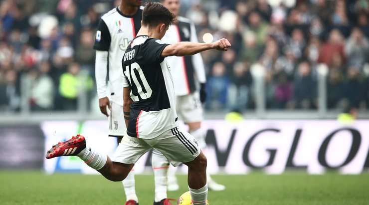 Paulo Dybala (Juventus) trình diễn khả năng đá phạt xuất sắc của mình, từ một cự ly mà anh đã quá quen thuộc. Đó là một cú sút hoàn hảo, đưa bóng vào sát mé trong cột dọc bên trái.