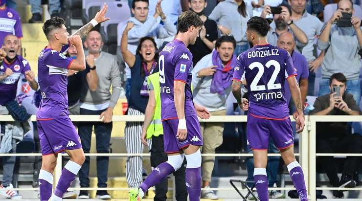Lucas Martinez Quarta (Fiorentina) đón một đường chuyền tốt và bình tĩnh sút bóng vào phía trong cột dọc bên phải.