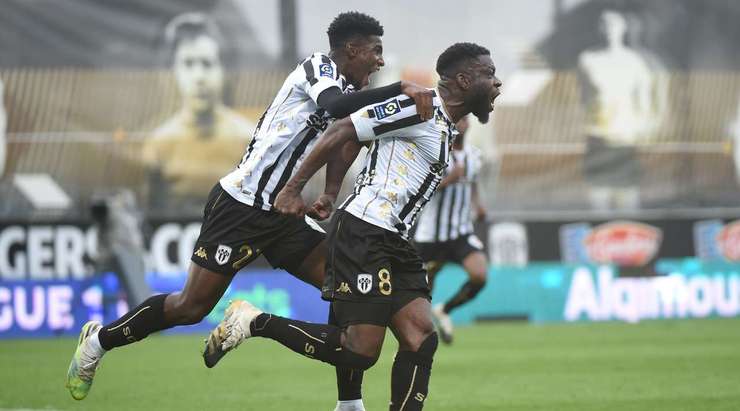 Ismael Traore (Angers) đón đường căng ngang từ một quả phạt góc được thực hiện rất tốt và dứt điểm thành bàn. Cú sút của anh ấy đi vào góc thấp bên trái khung thành, đưa bóng nằm gọn trong lưới.