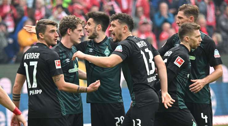 Một pha dứt điểm đẹp mắt của Jens Stage (Werder Bremen)! Anh ấy bật cao đón bóng bật ra trong vòng cấm và tung một cú đánh đầu tầm xa vào chính giữa khung thành. Thủ môn đã không thể ngăn bóng đi vào lưới trong tình huống vừa rồi.