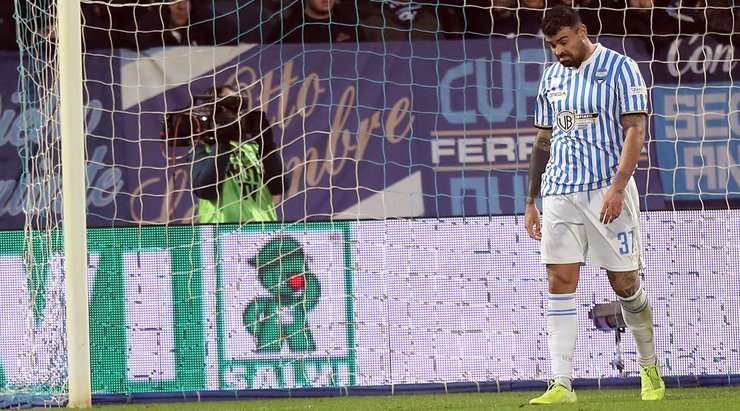 Andrea Petagna (Spal) đặt bóng tại chấm phạt đền và tung cú sút vào góc phải phía dưới. Pha dứt điểm của anh không đủ lực và thủ môn Jesse Joronen đã kịp đổ người phá bóng ra ngoài với một tình huống cứu thua xuất sắc.