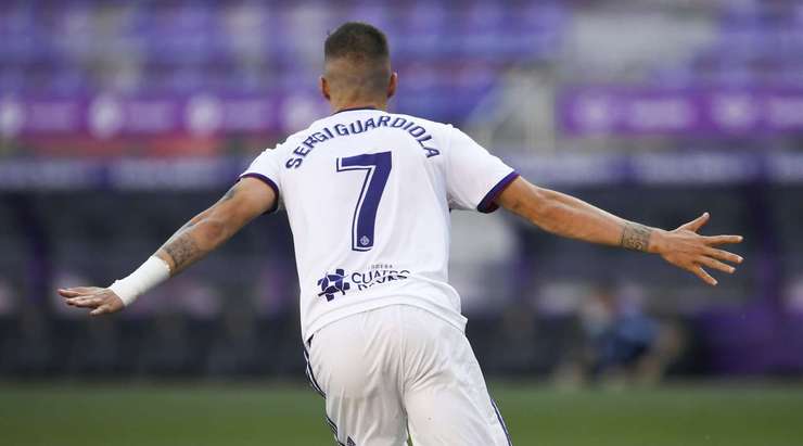 Sergio Guardiola (Valladolid) nhảy lên đón một quả tạt xuất sắc từ đồng đội và đánh đầu chuẩn xác, đưa bóng vượt qua thủ môn, vào phía trong cột dọc bên phải.