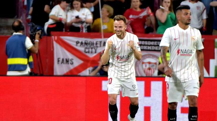 Ivan Rakitic (Sevilla) thực hiện quả đá phạt từ rìa vòng cấm bằng một cú sút thẳng hoàn hảo. Anh ấy cứa bóng thẳng vào phía trong cột dọc bên trái. Chúng tôi thật sự không biết dùng từ ngữ gì để diễn tả vẻ đẹp của bàn thắng vừa rồi.