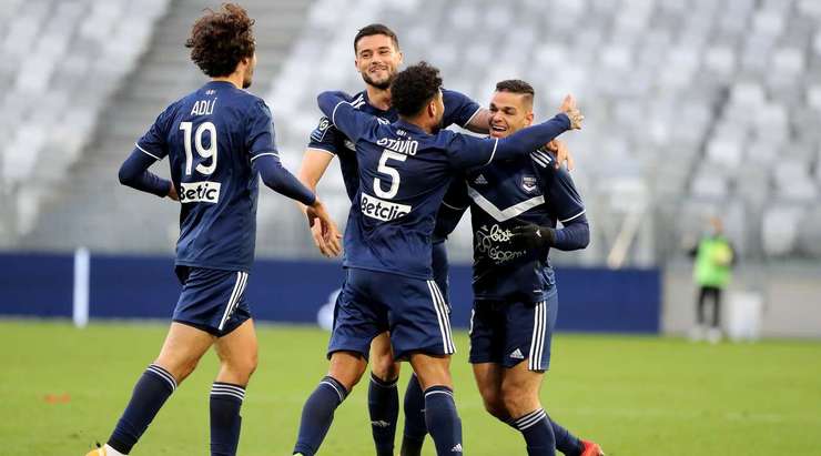 Vào! Đường chuyền dài của Yacine Adli đưa bóng đến chân Hatem Ben Arfa (Bordeaux), anh chạy cắt mặt các hậu vệ đối phương vào trung lộ và tung một cú sút xé gió vào góc thấp bên phải khung thành. Thủ môn đối phương thậm chí không kịp trở tay. Cú sút quá đẹp! 1:0.