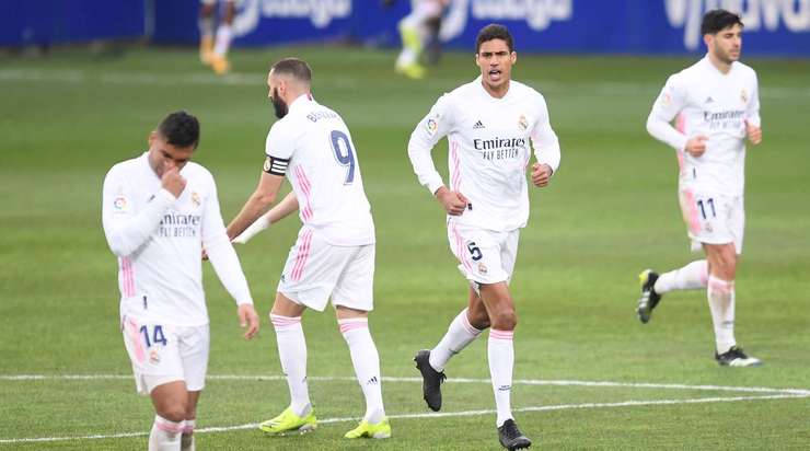 Bóng bật ra ngay trước khung thành và Raphael Varane (Real Madrid) đánh đầu thành bàn.