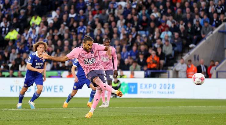 Vào! Dominic Calvert-Lewin (Everton) giành chiến thắng trên chấm phạt đền bằng một cú sút không thể cản phá, làm tung nóc lưới trong sự bất lực của thủ môn Daniel Iversen.