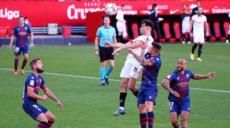 Đó là một bàn thắng! Tỉ số được nâng lên 1:0. Munir El Haddadi (Sevilla) nhảy lên cao nhất để đón quả tạt hoàn hảo từ Oliver Torres và tung một cú đánh đầu từ cự li gần vào góc cao bên trái. Thủ môn Alvaro Fernandez đã hoàn toàn bó tay.
