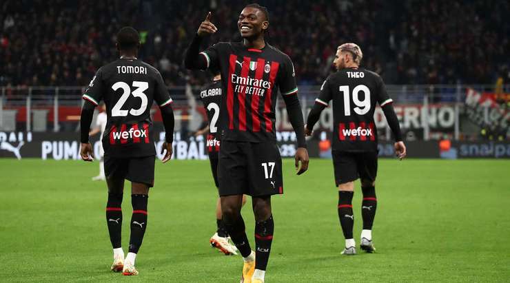 Vào! Brahim Diaz thể hiện nhãn quan tuyệt vời của mình với đường chuyền sắc sảo cho Rafael Leao (AC Milan), người đã rất bình tĩnh sút bóng vào góc phải phía dưới. Tỉ số là 1:0.