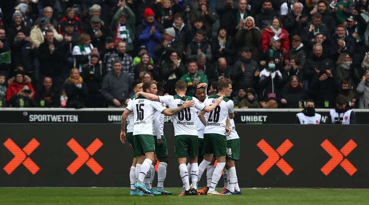 Vào! Florian Neuhaus kiến tạo cho Breel Embolo (B. Monchengladbach) một đường chuyền tốt trong vòng cấm. Nó cho phép anh ấy dứt điểm với một cú sút chính xác vào góc trái phía dưới. 1:0.