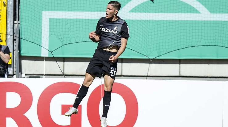 Vào! Roland Sallai (Freiburg) sút bóng thành bàn từ cự li rất gần sau khi đón một đường chuyền. Kiến tạo bởi Nils Petersen. Tỉ số là 1:1.