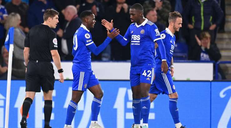 VÀO! Patson Daka (Leicester) kết thúc một đợt lên bóng tuyệt vời bằng một bàn thắng giật gót điệu nghệ. Bàn thắng được kiến tạo bởi James Maddison với một đường chuyền xuất sắc. 4:0.