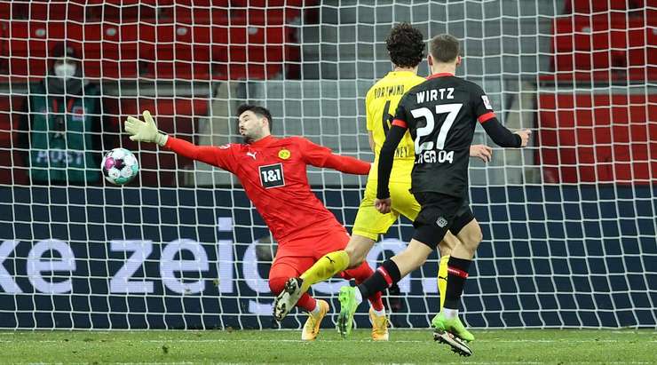GOAL! Florian Wirtz (Bayer Leverkusen) đón đường chuyền từ Moussa Diaby trong một đợt phản công nhanh và dứt điểm hiểm hóc từ cự ly tầm trung. Tỉ số là 2:1.