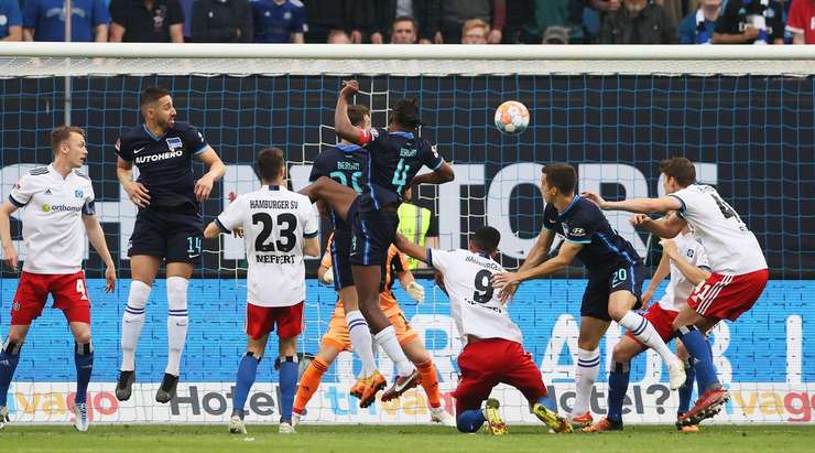 Marvin Plattenhardt nhận trách nhiệm đá phạt góc và chuyền bóng một cách hoàn hảo cho Dedryck Boyata (Hertha Berlin), người đã nhảy lên cao nhất và bình tĩnh đánh đầu rất căng vào góc phải khung thành. Tỉ số bây giờ là 0:1.